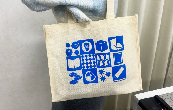 ショルダーバッグは、肩からかけれる使いやすいサイズをチョイスし、デザインとサイズともに大人気でした。