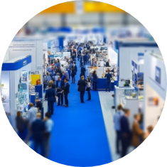 展示会での挨拶に