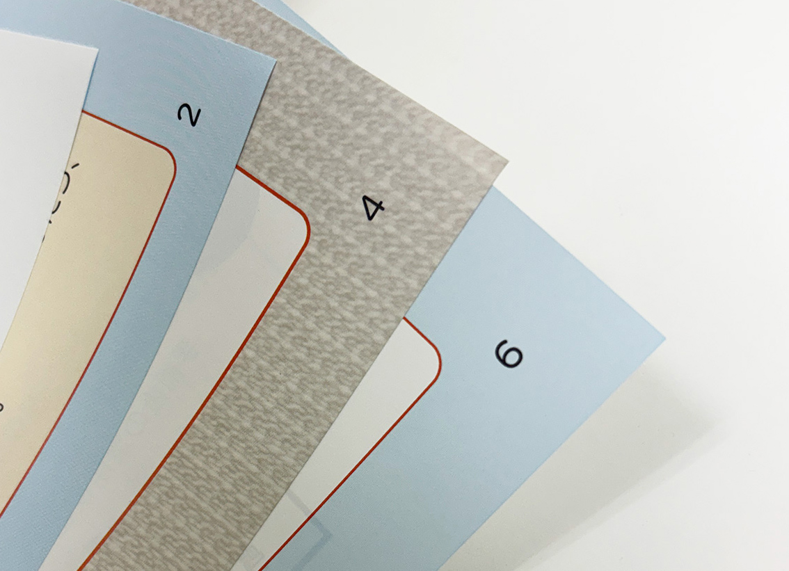 印刷のプロが提案する「反射しない、めくりやすい紙」